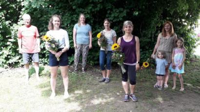 Bild: Hans-Jürgen Sattler/exb
Vorsitzender Siegfried Rauch und Abteilungsleiterin Martina Kastl (hinten, von links) heißen Lisa Schmidt, Patricia Keßl, Karin Götz und Anne Müller (vorne, von links) als neue Übungsleiterinnen bim "Purzelvolk" und Geräteturnen willkommen.