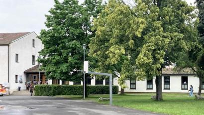 Bild: stg
Auf dieser Fläche in unmittelbarer Nähe der Grund- und Mittelschule soll der Kubus mit Flachdach errichtet werden.