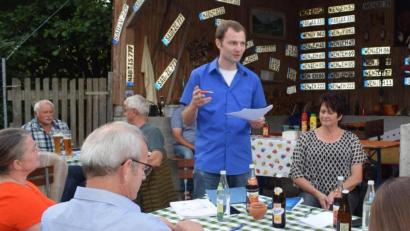 Bild: bnr
In lockerer Atmosphäre zog die Wählergemeinschaft "Nabburger Land" eine erste Bilanz ihrer Arbeit im Nabburger Stadtrat Johann Kleber (stehend) blickte dabei hinter die Kulissen.