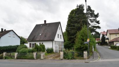 Bild: Andreas Royer
Auf dem Grundstück hinter diesem Haus an der Südstraße soll entlang der Breitenbrunner Straße in südlicher Richtung ein neues Baugebiet mit sechs Parzellen ausgewiesen werden.