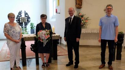 Bild: wlr
Pfarrer Heribert Englhard und Jörg Frenzel (rechts) und Maria Smola (links) für den Pfarrgemeinderat danken Mesnerin Lina Eggmeier für ihr unermüdliches Engagement, das sie seit vielen Jahren in ihrer bescheidenen und liebenswürdigen Art in den Dienst der Kirche stellt.