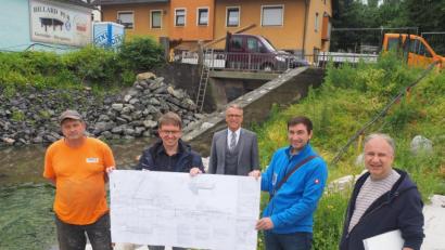 Bild: ws
Die Brücke an der Kreuzung Bahnhof- und Mühlbühlstraße muss umfassend saniert werden. Der Plan zeigt die verschiedenen Maßnahmen, etwa die Erneuerung der Brückenkappen. Im Bild (von links): Andreas Pippal von der Firma Götz, Stadtbaumeister Andreas Ockl, Bürgermeister Franz Stahl, Josef Köstler vom Bauamt und Ayhan Oezcan vom Büro K+U-Plan.