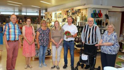 Bild: njn
Nach 49 Jahren ist jetzt Schluss. Otto Käs (Dritter von rechts, mit Ehefrau Angelika) verabschiedet sich in den wohlverdienten Ruhestand. Mit auf dem Bild (von links) Hans Rose, Mitarbeiterin Ulrike Müller, Helga Rose sowie Werner und Marga Rose.