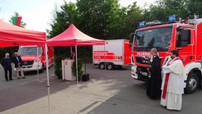 Bild: Dobmeier
Am Dienstag erfolgte die offizielle Indienststellung des Gerätewagens Gefahrgut für Katastrophenschutz (vorne) und des neuen Einsatzleitwagens (links hinten) sowie eines FFW-Anhängers. Dekan Thomas Guba und Kaplan Pater Johannes Bosco segneten die Fahrzeuge.