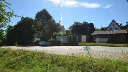 Bild: dob
Das Einfamilienhaus der Familie Gürtler (rechts im Bild) wird laut Anna Gürtler vom fünfstöckigen Bau auf dem bisherigen Parkplatz des Krankenhauses schwer beeinträchtigt werden.