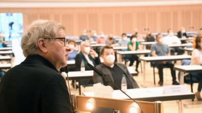 Bild: Gabi Schönberger
Jochen Baur plante bereits den Umbau der öffentlichen Flächen in der Innenstadt, der zwischen 1983 und 1985 bewältigt wurde. Aus dem zunächst vorgesehenen verkehrsberuhigten Bereich wurde nach einem halben Jahr eine "echte Fußgängerzone", die dann besonders durch die Gastronomie am Unteren Markt zu erblühen begann.