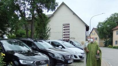 Bild: gm
Ruhestandspfarrer Josef Dotzler besprengt jedes einzelne Fahrzeug mit Weihwasser und wünscht den Fahrern allzeit gute Fahrt.