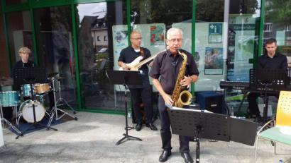 Bild: e
Blue Note Project beim Jazz-Frühschoppen vor dem Rathaus in Kümmersbruck (von links): Antje Storch, Marc Hohl, Lothar Kiehl, und Klaus Schmidt