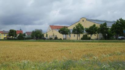 Bild: bnr
Auf der freien Fläche gegenüber der Landgraf-Ulrich-Halle plant die Stadt Pfreimd die Erschließung eines Baugebietes für zehn Wohnhäuser.