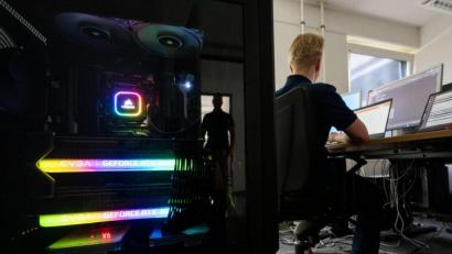 Symbolbild: Julian Stratenschulte
Ermittler haben einen auch aus Deutschland heraus betriebenen Kinderpornografie-Chat ausgehoben.