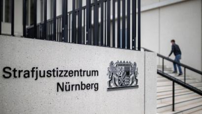 Bild: Daniel Karmann/dpa
Der Eingangsbereich zum Strafjustizzentrum des Landgerichts Nürnberg-Fürth vor Prozessbeginn.