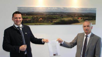 Bild: Hans Prechtl/exb 
Der scheidende Behördenleiter Thomas Gollwitzer (rechts) überreicht dem Landrat anlässlich seines Abschiedsbesuchs die aktuelle Landkreisinformation des Amtes für Ländliche Entwicklung Oberpfalz