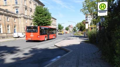 Bild: Sören Göpel/frp
An dieser Haltestelle in Hof ist in der Nacht ein Busfahrer niedergestochen und tödlich verletzt worden.