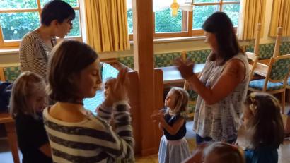 Bild: u
Die Hirschauer Trachten-Zwergerln proben wieder. Zu den Akkordeonklängen von Franz Dolles übten die Kleinen unter Leitung von Eva Ries (links) und Romina Seifert (rechts) ihnen altvertraute Tänze.