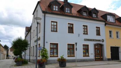 Bild: rti
Auch die Commerzbank-Filiale am Tirschenreuther Marktplatz schließt nächstes Jahr. Was mit der Immobilie geschieht, ließ der Pressesprecher der Bank noch offen.