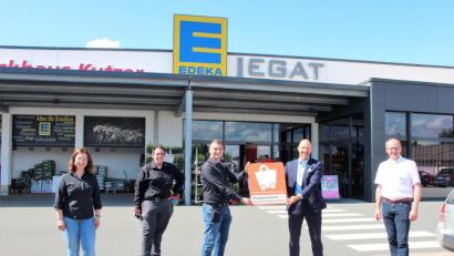 Bild: stg
Christian Spielvogel vom HBE (Zweiter von rechts) überreichte die Auszeichnung im Beisein von Bürgermeister Roman Schäffler (rechts) an die Verantwortlichen.