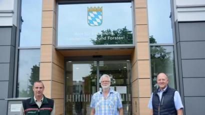 Bild: Lorenz Märtl 
Leiter des neuen Amtes ist Harald Gebhardt (Mitte). Den Bereich Landwirtschaft verantwortet Franz Baumer (rechts). Für den Bereich Forsten ist Horst-Dieter Fuhrmann (links) verantwortlich.