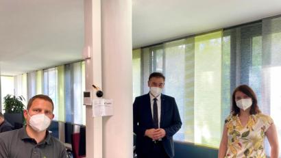 Bild: Landratsamt Wunsiedel/exb
Auftakt zu den Radon-Messungen: Im Bild von links Christian Schwenk von der Firma "ExRadon", Landrat Peter Berek, Eva Bayreuther von der Informationsstelle Radon.