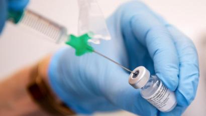 Bild: Sven Hoppe/dpa
Eine Klinik-Mitarbeiterin zieht den Covid-19 Impfstoff von Biontech/Pfizer für eine Impfung auf eine Spritze.