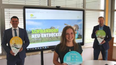 Bild: Hans Prechtl/exb
Landrat Thomas Ebeling, Regionalmanagerin Veronika Kiener und Christian Meyer (von links) vom Büro für Wirtschaftsförderung und Kreisentwicklung stellen die am 15. Juli startende Landkreis-Rallye vor.