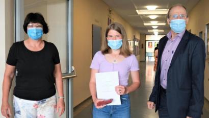 Bild: lg
Schulleiter Ludwig Pfeiffer und die Fachbetreuerin für Latein, Monika Krauß, gratulierten Anna Schiller zu ihrem guten Abschneiden beim Fremdsprachenwettbewerb.
