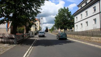 Bild: wro
Den Verkehr auf der Ortsdurchfahrt von Fuchsmühl (im Bild die Marienstraße) thematisierte Bürgermeister Wolfgang Braun in der Sitzung des Marktrates.