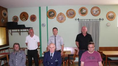 Bild: soj
Das Bild zeigt (vorne von links) Hans Rochholz (stellvertretender Vorsitzender), Manfred Riedl (Vorsitzender) und Werner Kaden (Kassier). In der hinteren Reihe stehen (von links) Manfred Kratzer (Schriftführer), Bürgermeister Wolfgang Söllner und Josef Söllner (Geehrter).