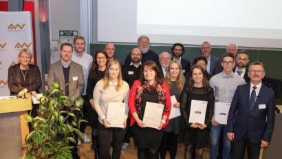 Bild: exb/OTH/Sonja Wiesel
„Ausgezeichnet!“: Bei einer Feier an der OTH Amberg-Weiden werden Lehrende, Studierende und Projekte gewürdigt und mit Fördergeldern unterstützt.