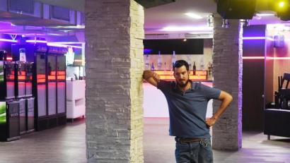 Bild: Gabi Schönberger
"Hashtag"-Chef Daniel Zienert ist nicht zum Lachen zumute. Seit 15. März 2020 hat sein Club in der Weidener Altstadt geschlossen.