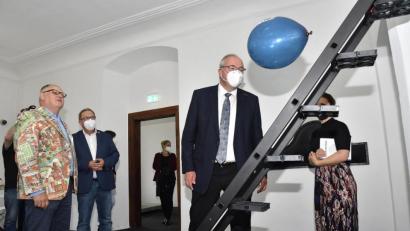 Bild: Petra Hartl
Das staunt der Bezirkstagspräsident Franz Löffler (Zweiter von rechts), was im Luftmuseum alles zu sehen ist. Künstler Willi Koch (links) führte die Offiziellen nach der Urkunden-Übergabe durch die Räume.