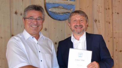 Bild: Markt Eslarn/buc/exb
Bürgermeister Reiner Gäbl gratuliert Georg Würfl zum 40-jährigen Dienstjubiläum.
