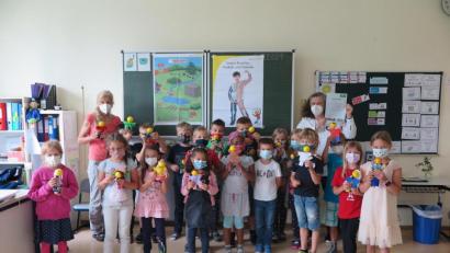 Bild: jzk
Im Namen aller Schülerinnen und Schüler bedankte sich Lehrerin Ulrike König (hinten rechts) bei der Gesundheitsförderin Ilona Birner (hinten links).