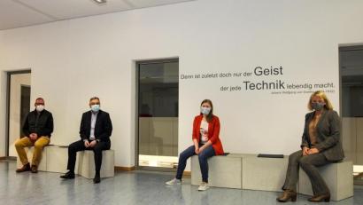 Bild: Wiesel/OTH Amberg-Weiden/exb
Probesitzen mit (von links.) Prof. Andrea Klug, Präsidentin der OTH Amberg-Weiden, Isabella Bäumler, Studierendenvertretung, Günther Kamm, Vorsitzender des Fördervereins der OTH Weiden, und Erwin Wittmann, Technischer Leiter.