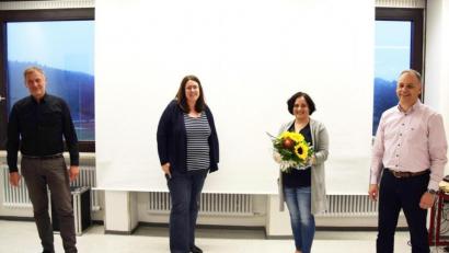 Bild: Hubert Pamler/exb 
Schulleiter Christian Schwab verabschiedete Elternbeiratsvorsitzende Christine Wesnitzer (mit Blumen). Andrea Forster (Zweite von links) tritt die Nachfolge an. Auch Andreas Schlotter (rechts) scheidet aus .