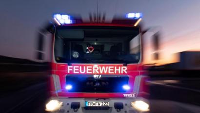 Bild: Patrick Seeger
Ein Feuerwehrfahrzeug steht mit eingeschaltetem Blaulicht auf einer Straße. Foto: Patrick Seeger/dpa/Symbolbild