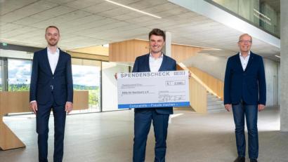 Bild: Bernd Schoenfelder/exb
2000 Euro spendet die IGZ an den Verein Hilfe für Nachbarn. Im Bild von links Philipp Gropengießer, Andreas Pöhlmann und Wolfgang Gropengießer.