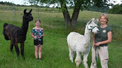 Bild: jr
Die Lamas „Zambesi“ (links) und „Vailoso“ von „Lucianos Welt“ in Terschnitz spielen im Ferienprogramm der Stadt Mitterteich mehrmals eine Rolle. Besitzerin Jutta Fischer und die neunjährige Nora Robl freuen sich schon auf die Aktionen mit den Kindern.