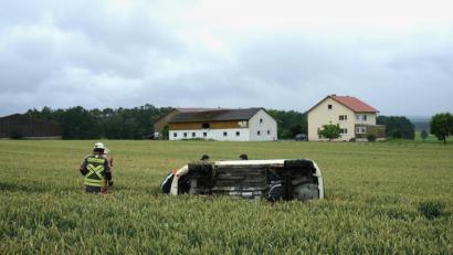 Bild: dmra
Zwischen Paulsdorf und Altenricht hat sich eine Frau mit ihrem Lancia in einem Getreidefeld überschlagen. Im Hintergrund ist der Veitenhof zu sehen.