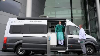 Symbolbild: Robert Michael/dpa
Ein zum Impfmobil umgebautes Wohnmobil in Dresden. Mehrere Bundesländer bereiten neue, einfachere Angebote für Impf-Unentschlossene vor.