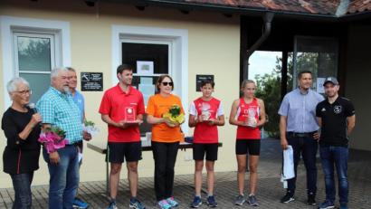 Bild: jma
Eine junge Hürdenläuferin und zwei Speerwerfer werden als Oberpfalzbeste 2020 vom Förderverein der Oberpfälzer Leichtathletik gewürdigt. Im Bild stellvertretende Bezirksvorsitzende Hannelore Ott, Bezirksvorsitzender Josef Zwickenpflug, Klaus Meier, Paul Pöhlmann, Fördervereinsvorsitzende Annette Karl, Lukas Wiedemann, Lea Kreutzer, Bürgermeister Marcus Gradl und Michael Brüchner vom SC Eschenbach.