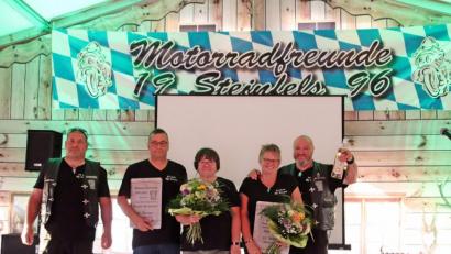 Bild: jma
Zweiter Vorsitzender Mario Schneider ehrt Erwin Hermann mit Frau Silvia und Alex Winter mit Frau Doris.