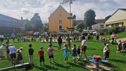 Bild: Michael Kraus/exb
Einen fröhlichen Tag erlebten die Mädchen und Buben der Kindertagesstätte St. Michael Poppenricht bei ihrer Kirwa.