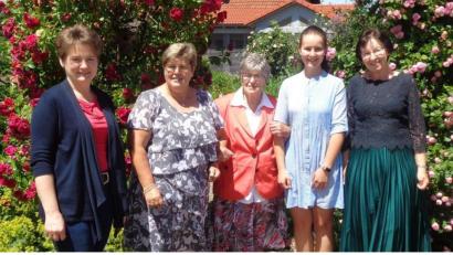 Bild: amö
Die Jubilarin vor ihrem geliebten Rosenbogen mit Bürgermeisterin Sonja Meier, Tochter Veronika, Enkelin Julia und Schwiegertochter Romana (von links)