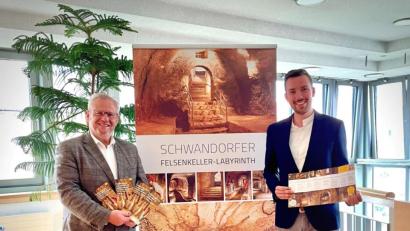 Bild: M. Hetzenecker/Tourismusbüro/exb
Oberbürgermeister Andreas Feller (links) und Touristiker Johannes Lohrer präsentieren die neuen Broschüren zum Felsenkeller-Labyrinth.