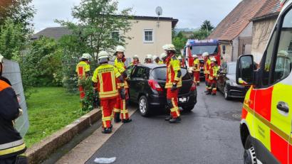Bild: rw
Die Feuerwehr Erbendorf musste einen 53-Jährigen befreien, der zwischen seiner Fahrzeugtür und dem Rahmen im Fußraum eingeklemmt wurde.