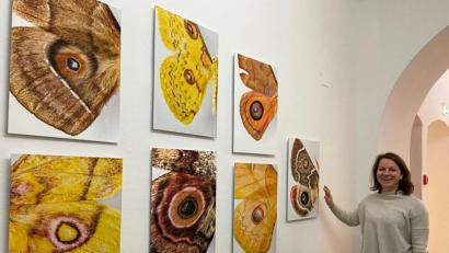 Archivbild: ass
Johanna Foitzik, die Geschäftsführerin des Luftmuseums vor Fotografien aus der Sammlung Ströhle. Der Schmetterlingsexperte führt am 13. Juli selbst durch die Ausstellung.