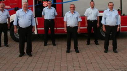 Bild: wfw
Für 45 Jahre aktiven Feuerwehrdienst werden drei Mitglieder der Feuerwehr Schnaittenbach geehrt (vordere Reihe, von links): Bürgermeister Marcus Eichenmüller, die Jubilare Sepp Reindl, Karl Hottner und Albin Jack sowie Kommandant Michael Werner; hintere Reihe (von links): Kreisbrandrat Fredi Weiß, Kreisbrandinspektor Martin Schmidt und Kreisbrandmeister Marco Weiß.