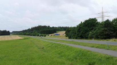 Bild: lnz
Von diesem Standort nahe Kleinsterz aus sind beide Bereiche zu sehen, die ursprünglich für einen Solarpark vorgesehen waren: in der Bildmitte zwischen den Bäumen eine Fläche westlich der Autobahn A93 und links im Bild eine Fläche östlich der Autobahn, direkt an der Staatsstraße. Wegen des anstehenden Rückbaus des Ostbayernrings (rechts im Bild ein Strommast) wurde empfohlen, nur noch mit einer deutlich kleineren Fläche im linken Bildbereich zu planen.