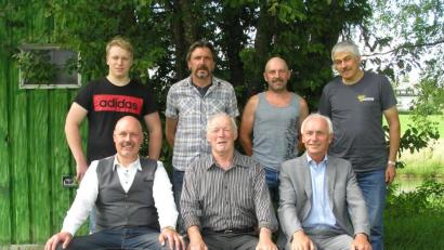 Bild: öt
Gerhard Schraml (sitzend von links) und sein Stellvertreter Karlheinz Wegmann leiten auch künftig den Imkereiverein Neusorg. Neuer Schriftführer wurde Emanuel Keck (hinten von links). Im Amt blieben Schatzmeister Peter Medick sowie die Kassenrevisoren Thomas Schmucker und Gerhard Schreyer.
