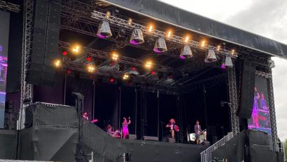 Bild: stg
In schwarzen Strandkörben verfolgten die Festival-Besucher den Auftritt der "Troglauer".